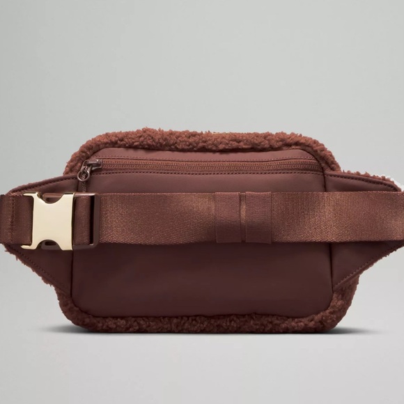🆕 LULULEMON Athletica Everywhere Belt Bag Fleece LARGE 2L Brown Gold NWT - Picture 3 of 16